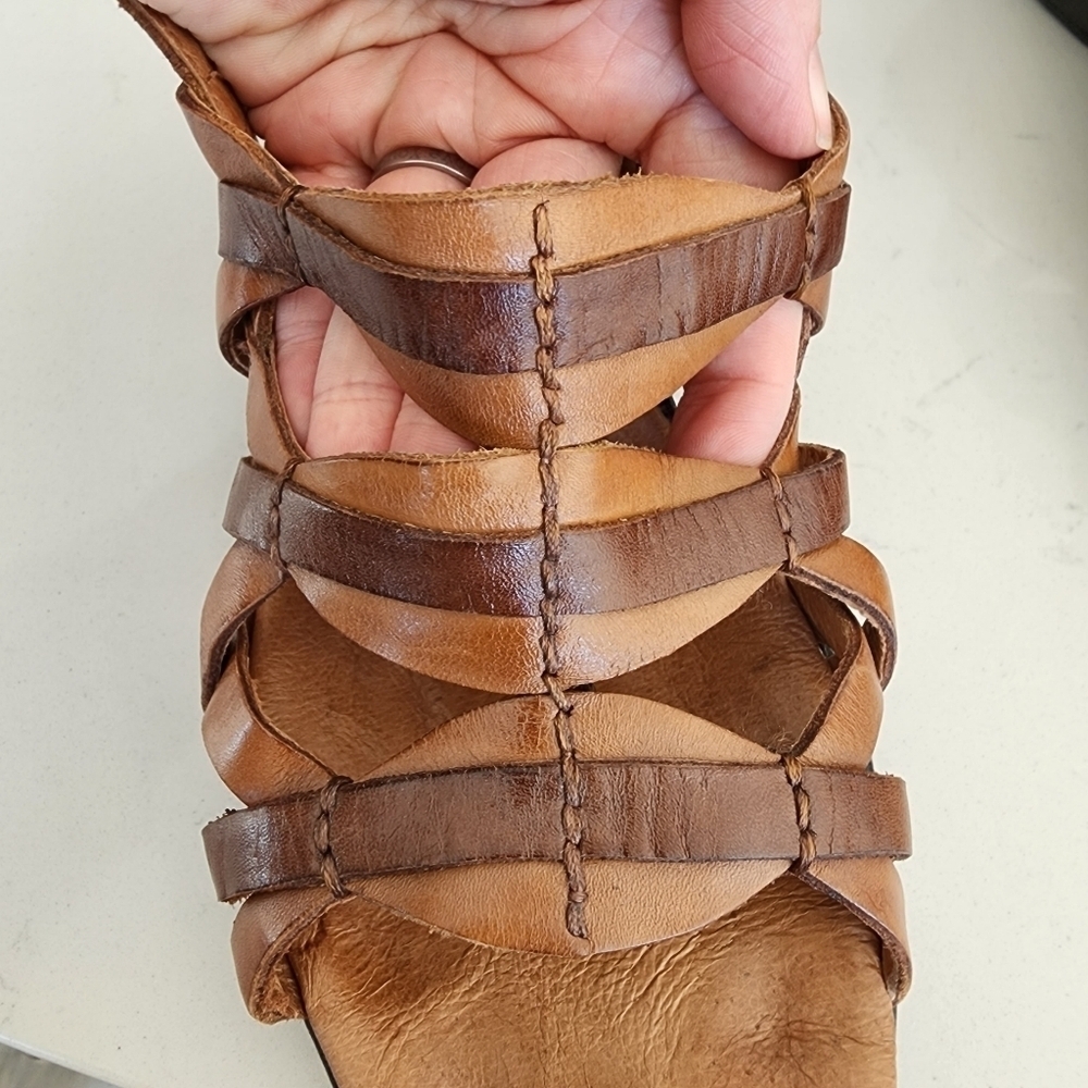 Clarks Artisan Two-Tone Brown Tan Leather Strappy Heel Sandal Size 9.5 MCS5955K - Picture 6 of 13